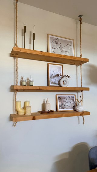 Estantería de madera con cuerdas