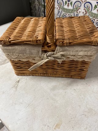 Cesta de mimbre retro con forro de tela
