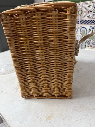Cesta de mimbre retro con forro de tela