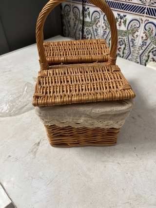 Cesta de mimbre retro con forro de tela