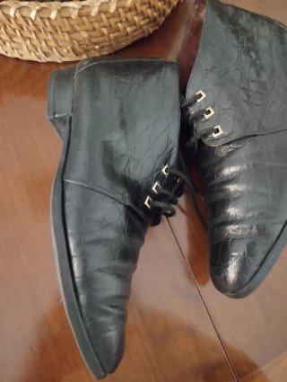 Botines negros piel efecto cocodrilo