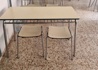 Pupitre escolar y 2 sillas