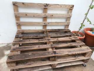 Sillón de palets con ruedas