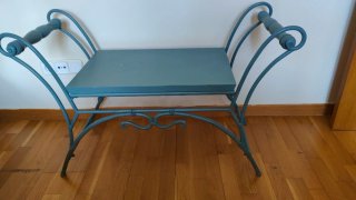 Asiento calzador de metal azul y asiento de madera