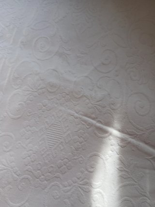 Copriletto bianco con disegno floreale