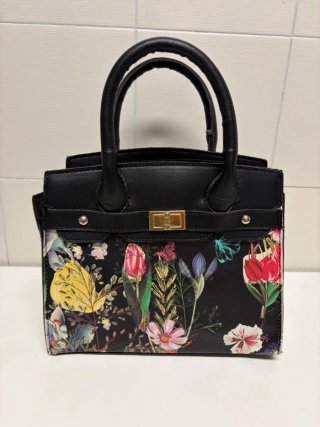 Bolso negro con estampado floral