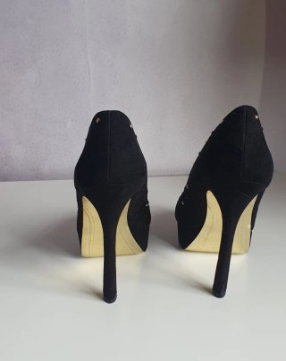Zapatos de tacón negros con detalles dorados
