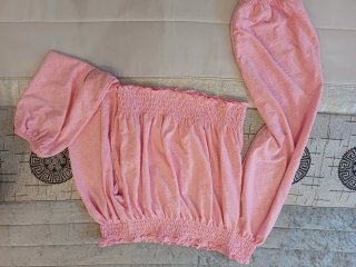 Blusa rosa con volantes y manga larga