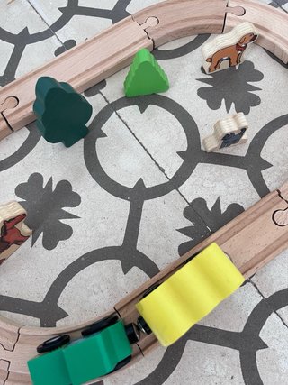 Tren de madera con tractor y animales