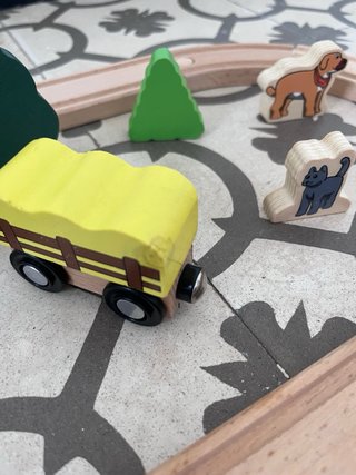 Tren de madera con tractor y animales