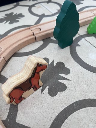 Tren de madera con tractor y animales
