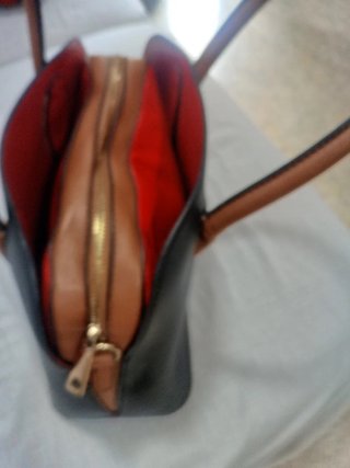 Bolso de mano negro y rojo