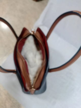 Bolso de mano negro y rojo