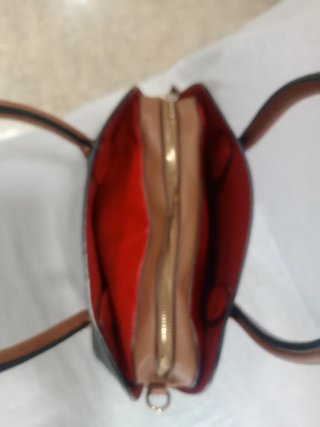 Bolso de mano negro y rojo