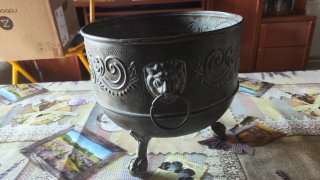 Frutero antiguo con leones