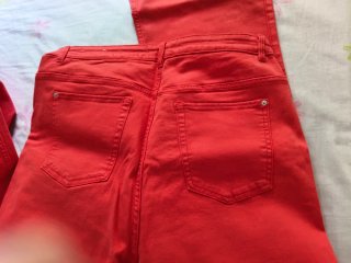 Pantalón elástico rojo acampanado