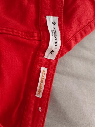 Pantalón elástico rojo acampanado