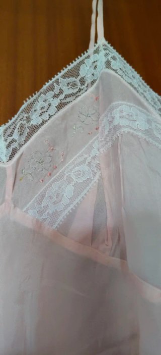 Sottoveste in pizzo rosa e bianco