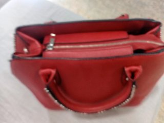 Bolso de mano rojo con tachuelas