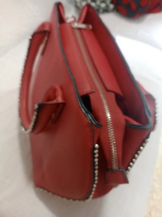Bolso de mano rojo con tachuelas