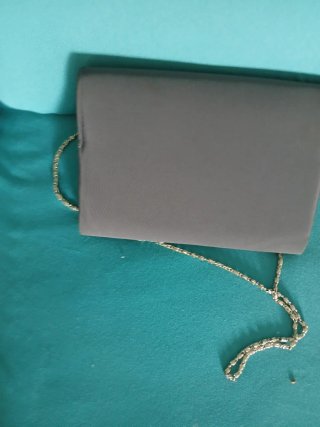 Bolso de tela gris con cadena colgante no envio