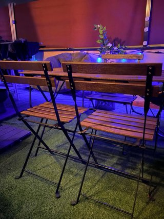 Mesa de terraza con sillas de madera