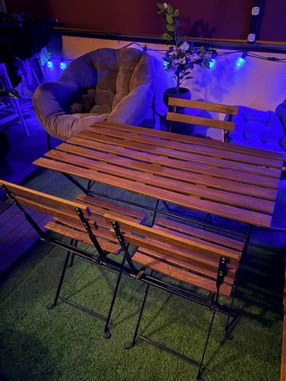 Mesa de terraza con sillas de madera