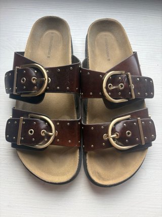 Sandalias Stradivarius Marrones Hebillas Doradas