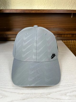 Gorra Nike Gris con Logo Repetido