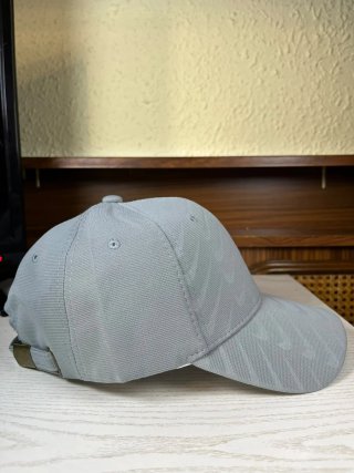 Gorra Nike Gris con Logo Repetido