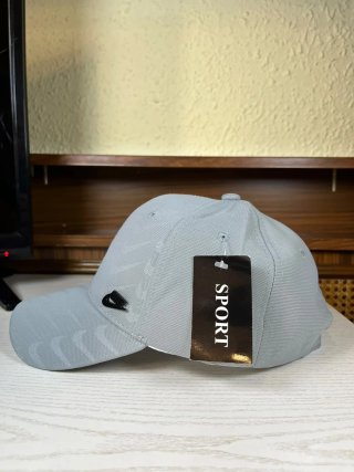 Gorra Nike Gris con Logo Repetido