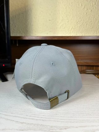 Gorra Nike Gris con Logo Repetido