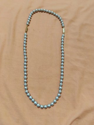Collar de perlas grises con cierre dorado