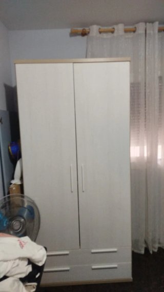 Armario blanco y beige con cajones