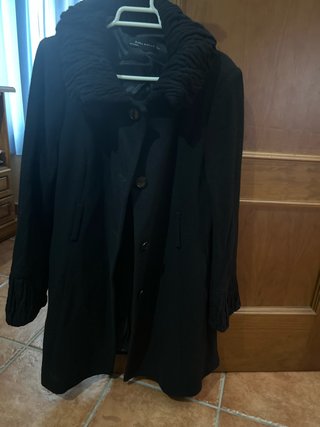 Abrigo de paño negro Zara
