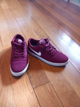 Zapatillas Nike . Granates Talla 41