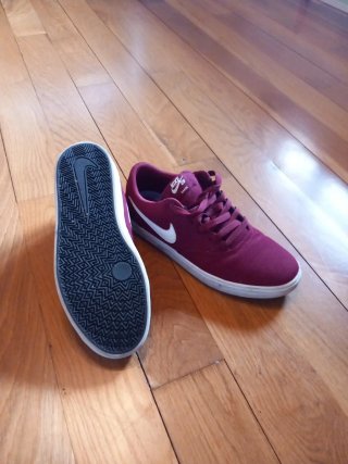 Zapatillas Nike . Granates Talla 41