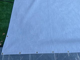 Tela gris con ollaos