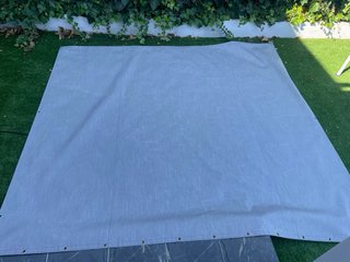Tela gris con ollaos