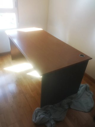 Mesa de oficina/ordenador marrón y negra