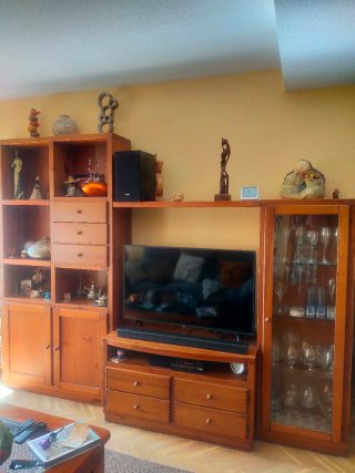 Mueble de comedor de madera y cristal