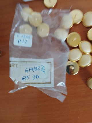 Botones vintage dorados y nacarados