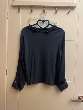 Blusa azul oscuro con cuello de volantes