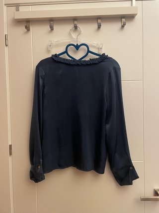 Blusa azul oscuro con cuello de volantes