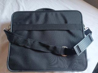 Funda portátil/funcional Saturn negra.