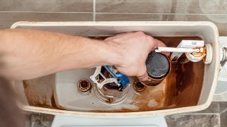 Fontanero arreglo cisterna wc inodoro vater