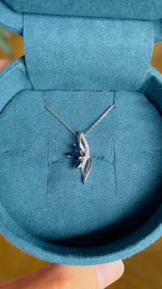 Colgante de Diamantes, Zafiros y Oro blanco.
