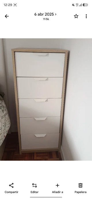 Cómoda de madera y plástico