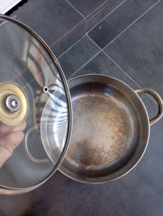 Olla metálica con tapa de cristal