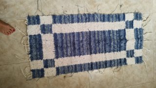 Alfombra de tela azul y blanca